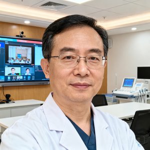 上海瑞金医院远程医疗中心张主任半身照，身穿白大褂，背景为医院会诊室。